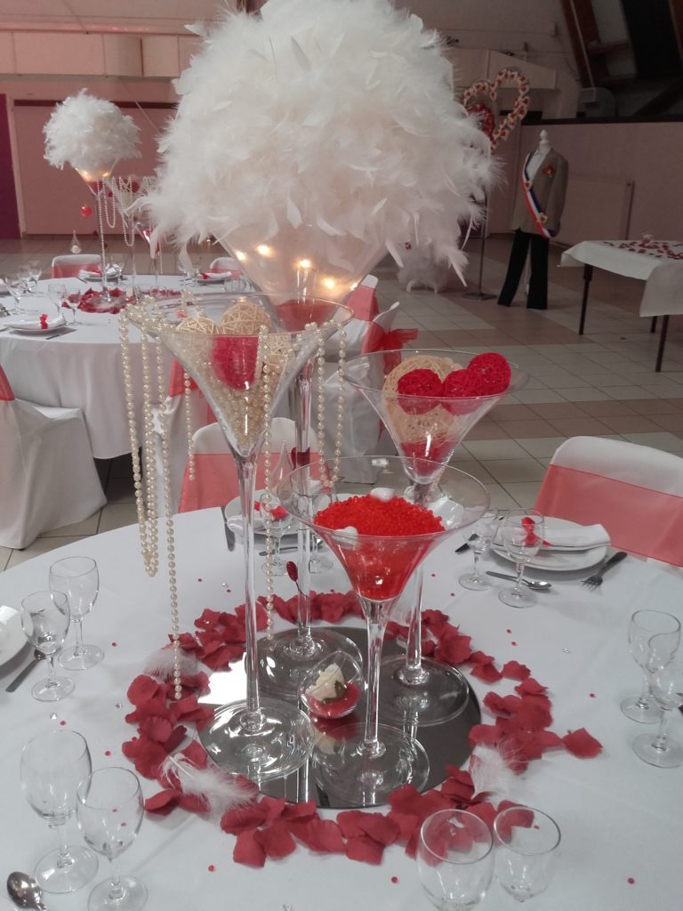 table ronde décoration rouge vase martini miroir