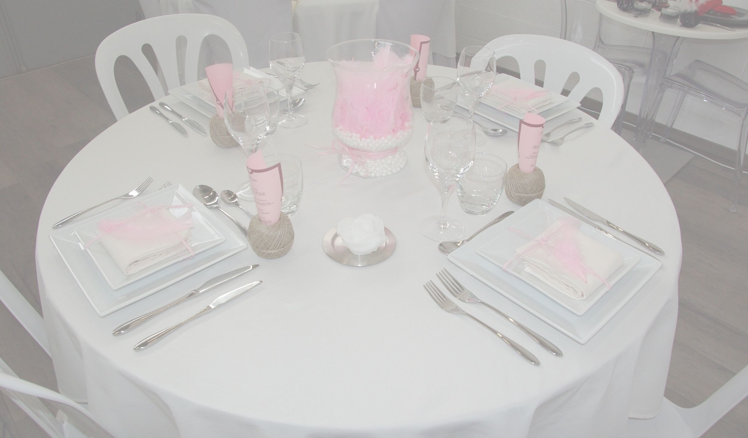Dressage d'une table rose et blanche