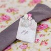 Serviette grise 2 roses un marque place