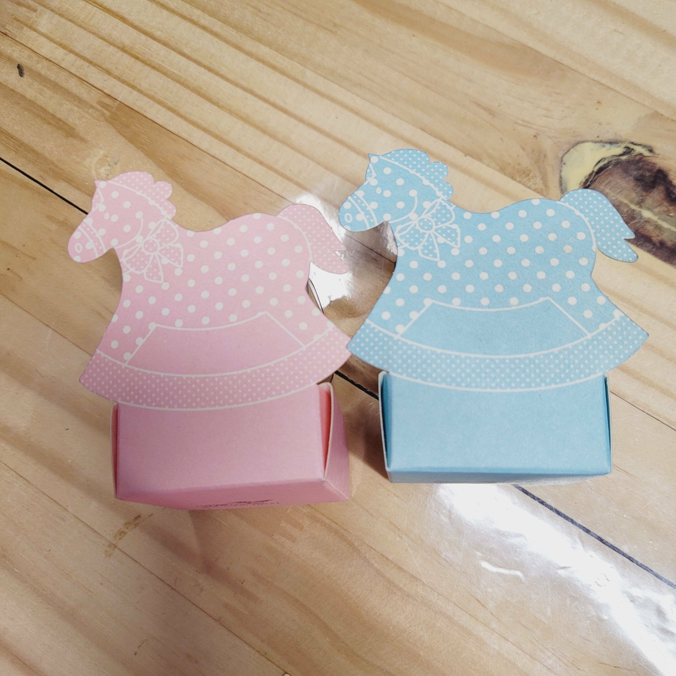 Boîte à dragées cheval à bascule rose et bleue – décoration baptême et baby shower pas cher