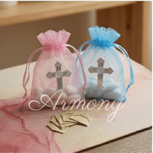Pochons dragées organdi avec croix 7×8,5 cm en rose et bleu pour baptême et communion