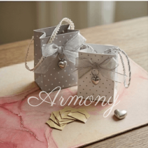 Petit sac en carton pour dragées à pois avec ruban et cœur décoratif