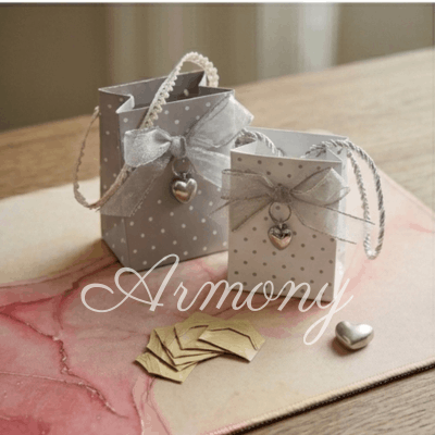 Petit sac en carton pour dragées à pois avec ruban et cœur décoratif